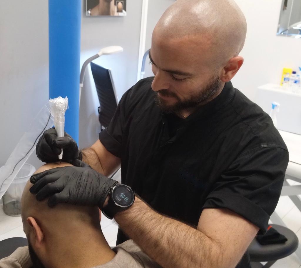 אורי מטפל עם כפפות בהכשרה באנגליה