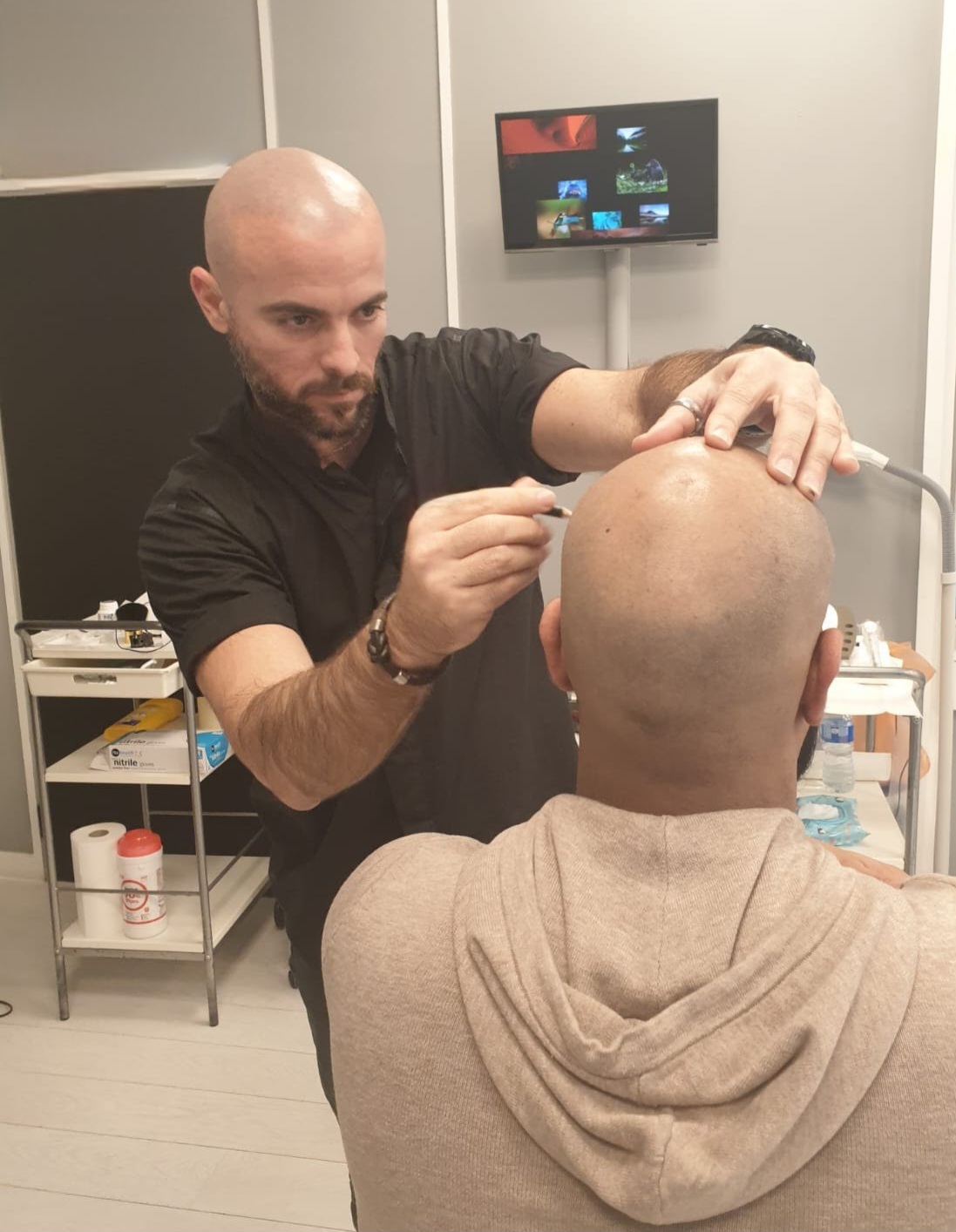 אורי מעצב קו שיער בהכשרה באנגליה
